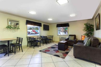 Super 8 by Wyndham Lewiston - image 2