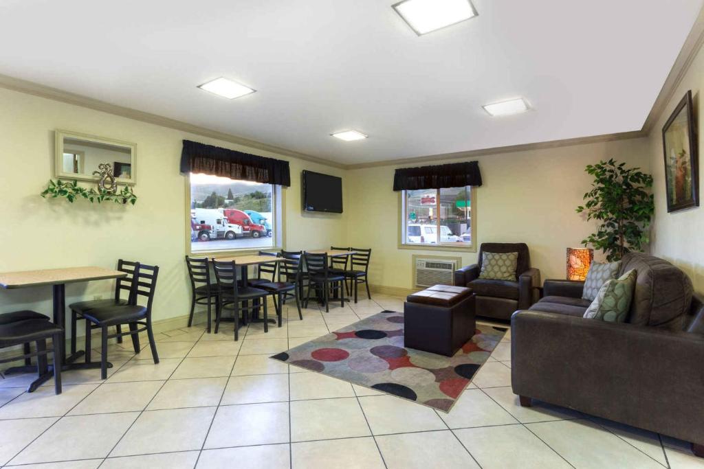 Super 8 by Wyndham Lewiston - image 2