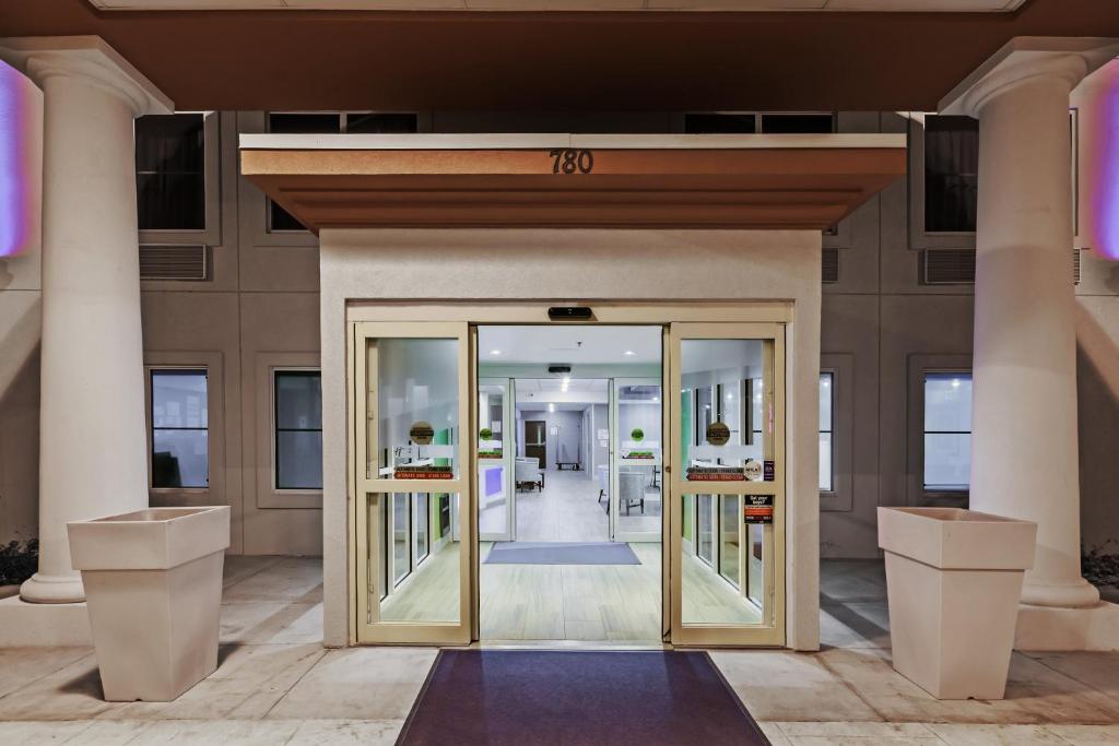 Holiday Inn Express Hotel & Suites Dallas Lewisville an IHG Hotel - image 2