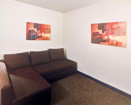 Econo Lodge Inn & Suites Lewisville I-35 - image 12