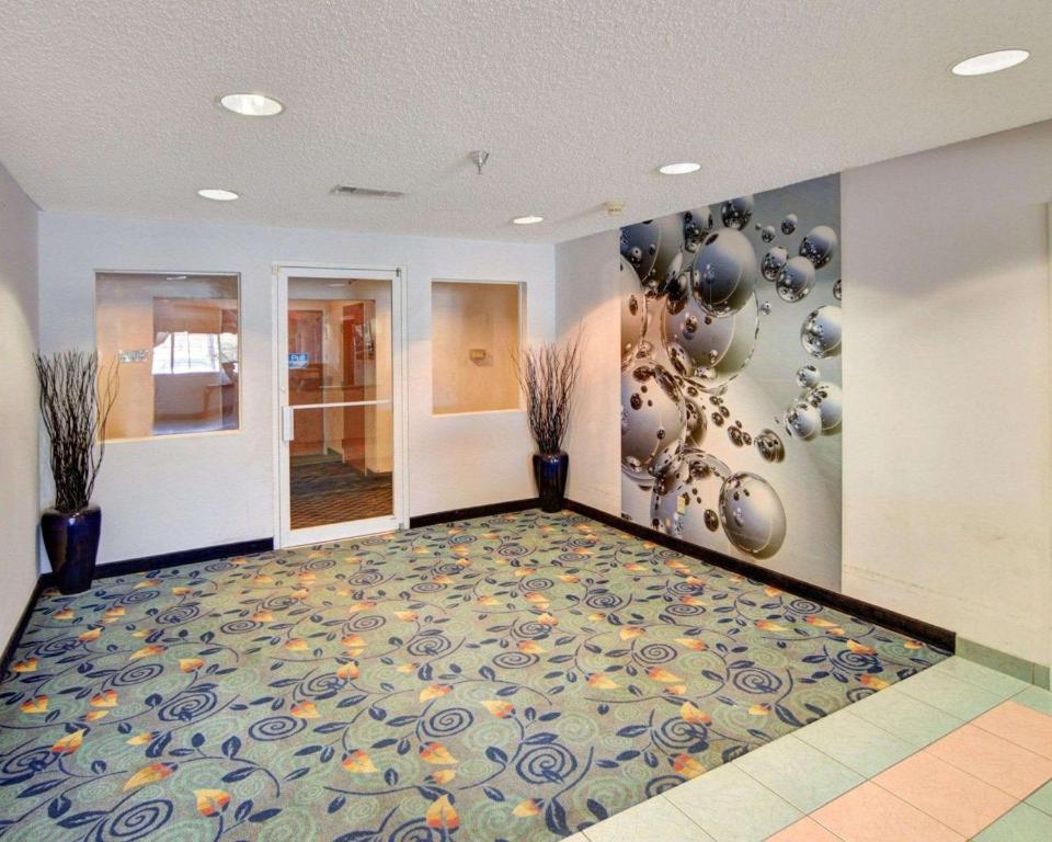 Econo Lodge Inn & Suites Lewisville I-35 - image 7