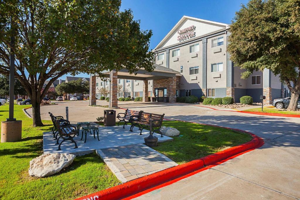 Comfort Suites Lewisville - main image