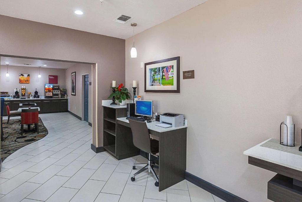 Comfort Suites Lewisville - image 2