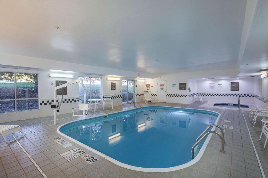 Comfort Suites Lewisville - image 7