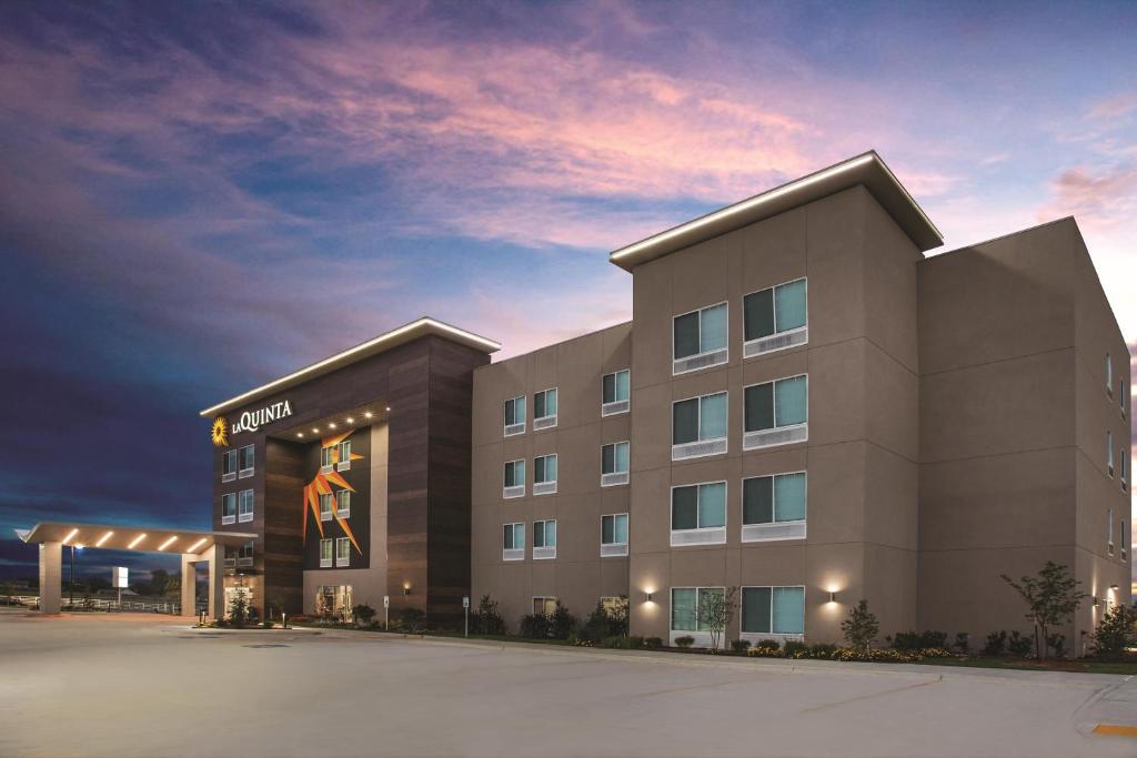 La Quinta Inn & Suites by Wyndham Lewisville - main image