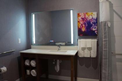 La Quinta Inn & Suites by Wyndham Lewisville - image 12