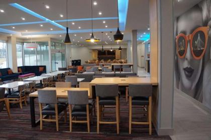 La Quinta Inn & Suites by Wyndham Lewisville - image 14