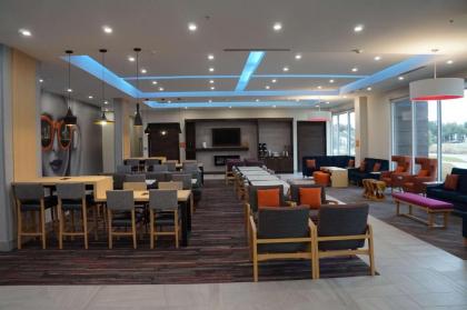 La Quinta Inn & Suites by Wyndham Lewisville - image 9