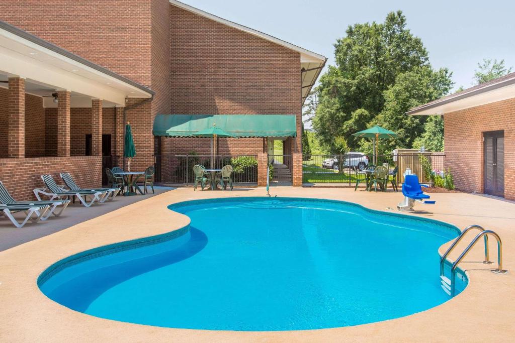 Days Inn by Wyndham Lexington - image 3
