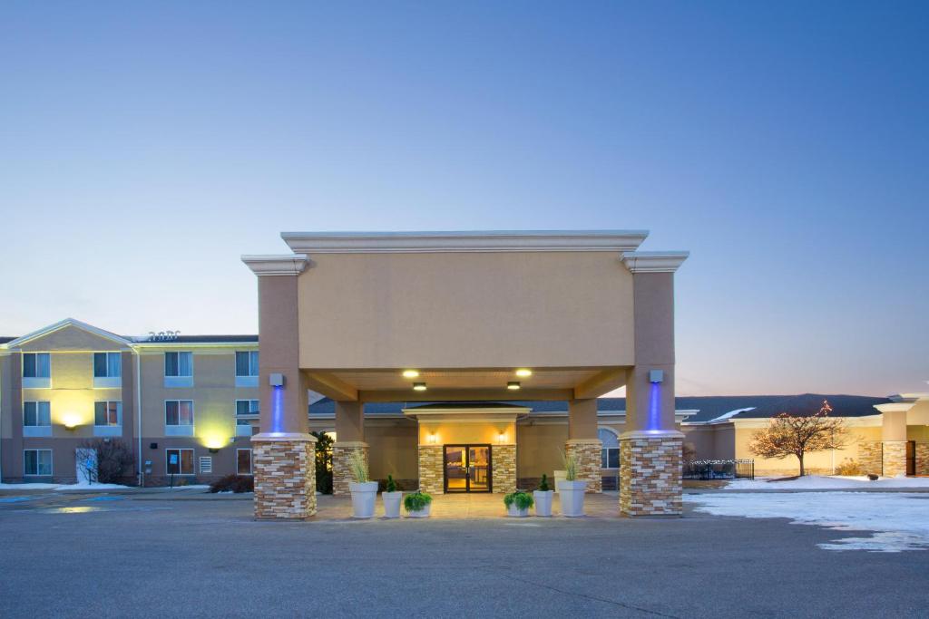 Holiday Inn Express Hotel & Suites Lexington an IHG Hotel - main image