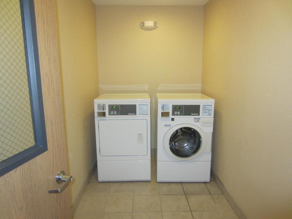 Holiday Inn Express Hotel & Suites Lexington an IHG Hotel - image 4