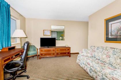 Super 8 by Wyndham Lexington - image 10
