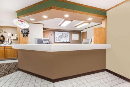 Super 8 by Wyndham Lexington - image 14