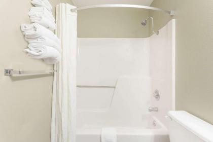 Super 8 by Wyndham Lexington - image 3