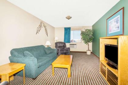 Super 8 by Wyndham Lexington - image 4