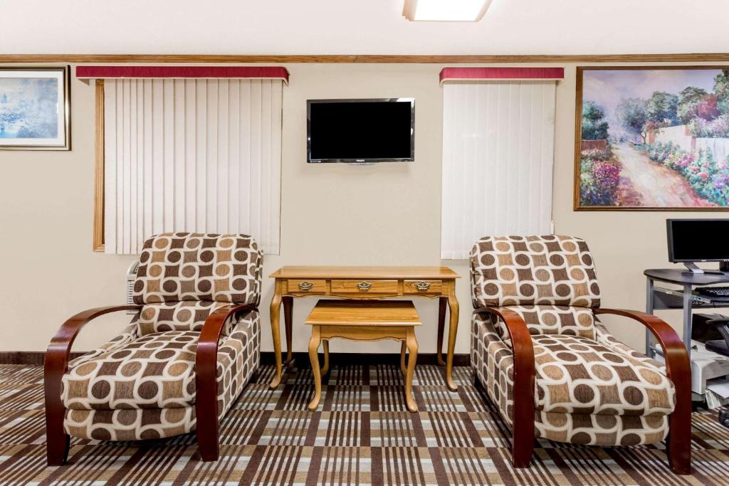 Super 8 by Wyndham Lexington - image 5