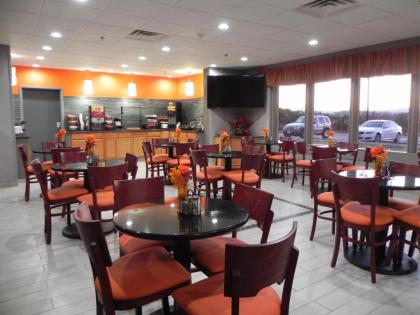 Howard Johnson by Wyndham Lexington - image 10