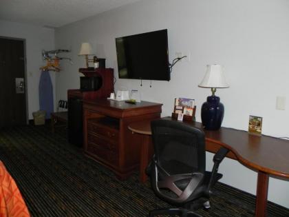 Howard Johnson by Wyndham Lexington - image 16