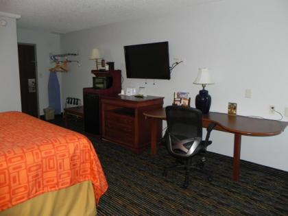 Howard Johnson by Wyndham Lexington - image 17