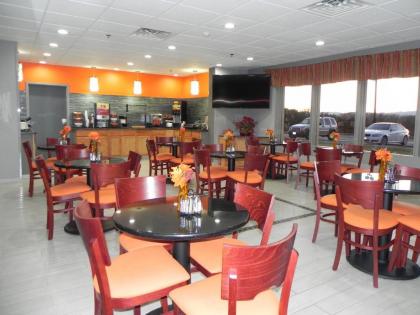 Howard Johnson by Wyndham Lexington - image 9