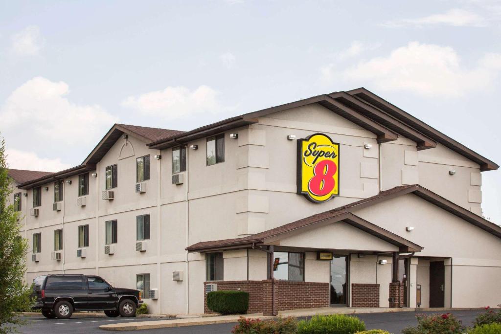 Super 8 by Wyndham Lexington VA - main image