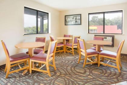 Super 8 by Wyndham Lexington VA - image 3