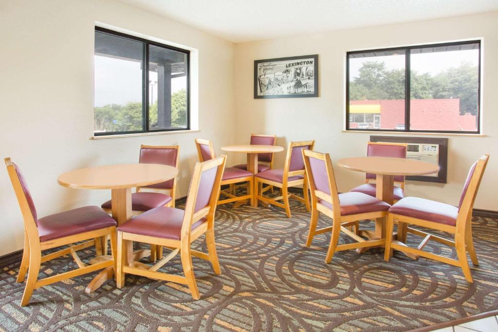 Super 8 by Wyndham Lexington VA - image 3