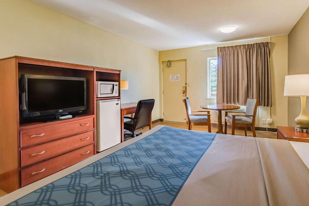 Econo Lodge Lexington Downtown near I-81 - image 4