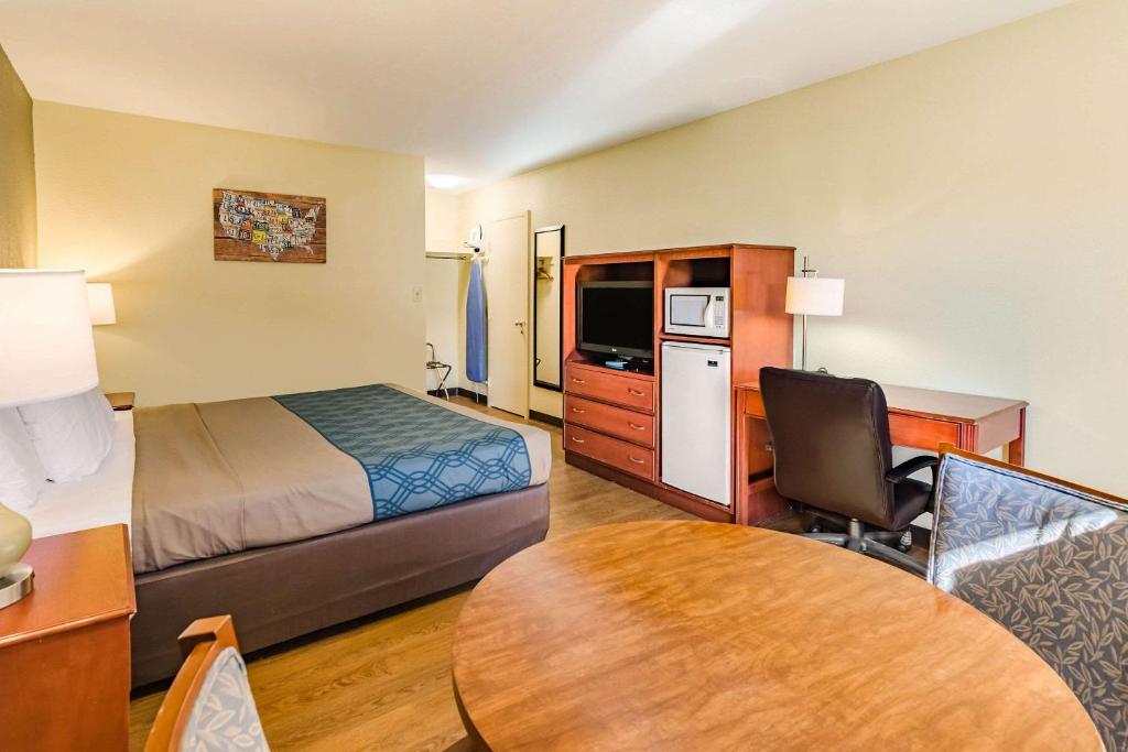 Econo Lodge Lexington Downtown near I-81 - image 6