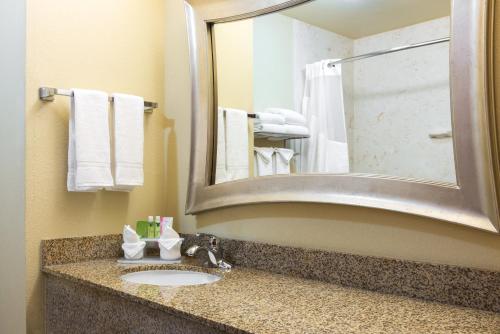 Holiday Inn Express & Suites Lexington Downtown Area-Keeneland an IHG Hotel - image 2