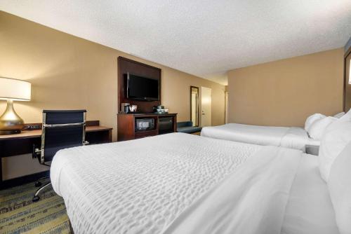Clarion Hotel Lexington - image 3