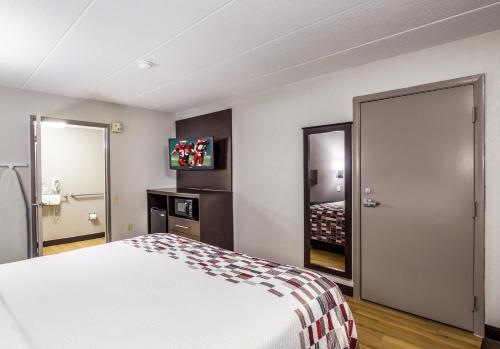 Red Roof Inn Lexington - image 4