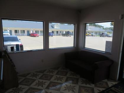 Travelers Inn and Suites Liberty - image 2