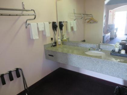 Travelers Inn and Suites Liberty - image 5