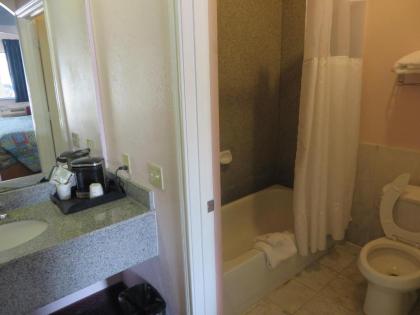 Travelers Inn and Suites Liberty - image 9