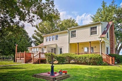 Remodeled Historic Farmhouse about 20 mi to KC Missouri