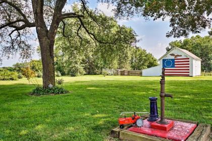Remodeled Historic Farmhouse about 20 Mi to KC! - image 14