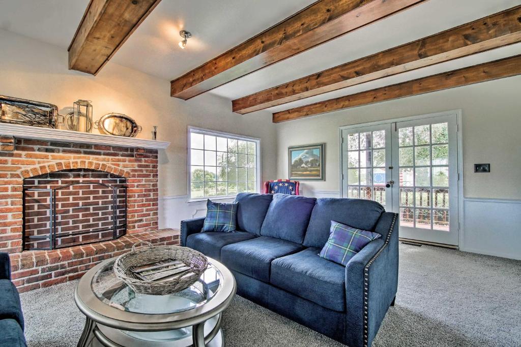 Remodeled Historic Farmhouse about 20 Mi to KC! - image 2