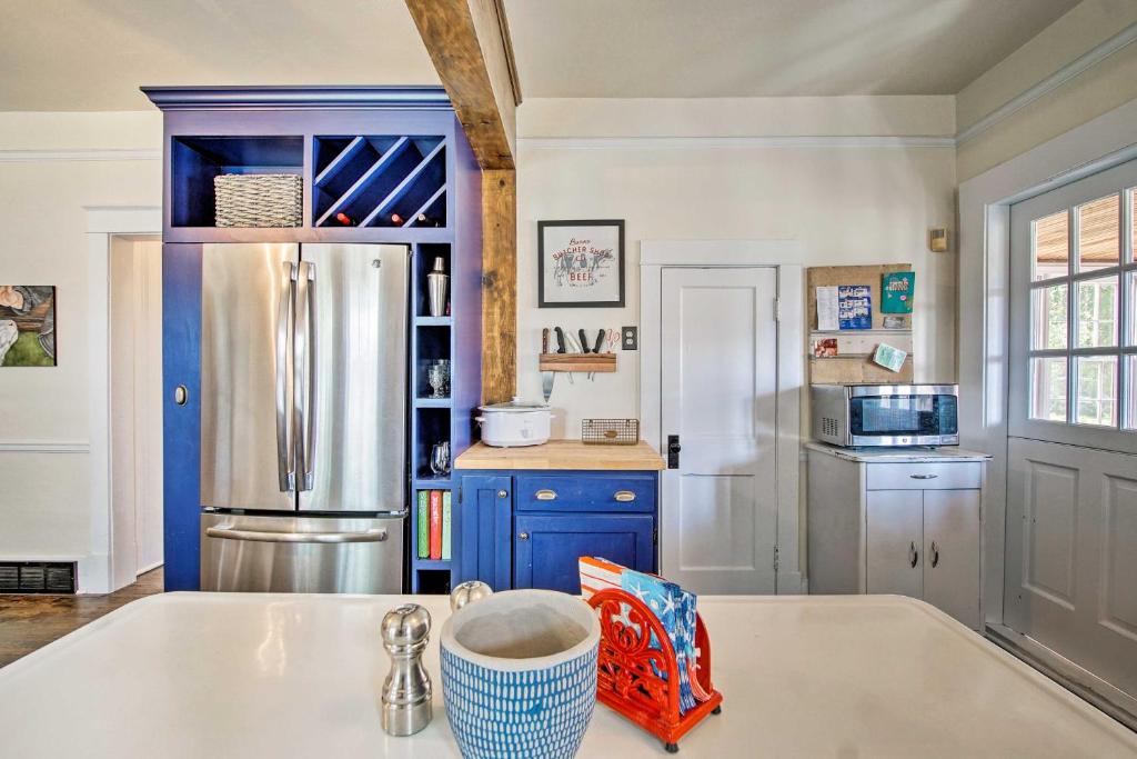 Remodeled Historic Farmhouse about 20 Mi to KC! - image 7