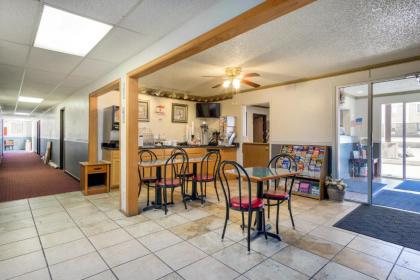 Super 8 by Wyndham Limon - image 9