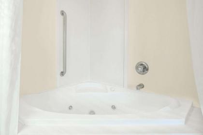 Days Inn by Wyndham Lincoln - image 10