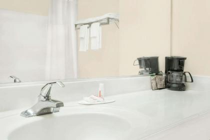 Days Inn by Wyndham Lincoln - image 11