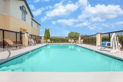 Days Inn by Wyndham Lincoln - image 12