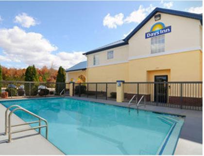 Days Inn by Wyndham Lincoln - image 3