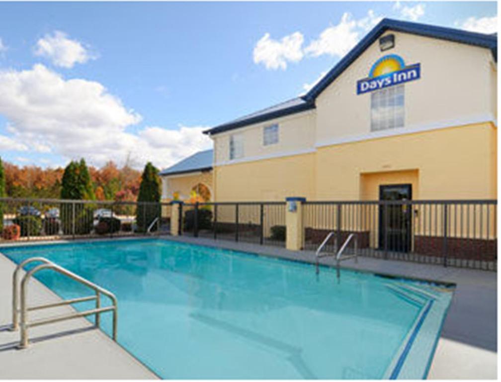 Days Inn by Wyndham Lincoln - image 3