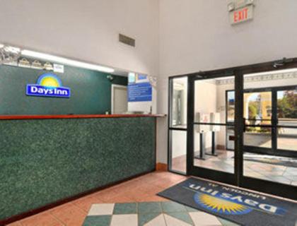 Days Inn by Wyndham Lincoln - image 4