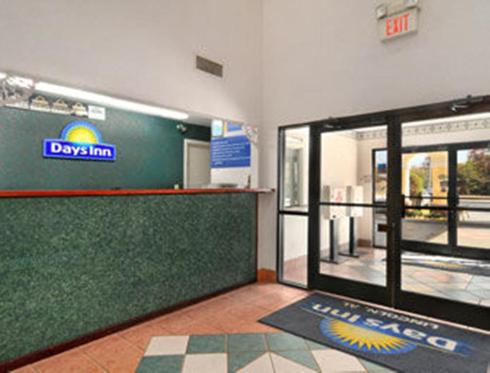 Days Inn by Wyndham Lincoln - image 4