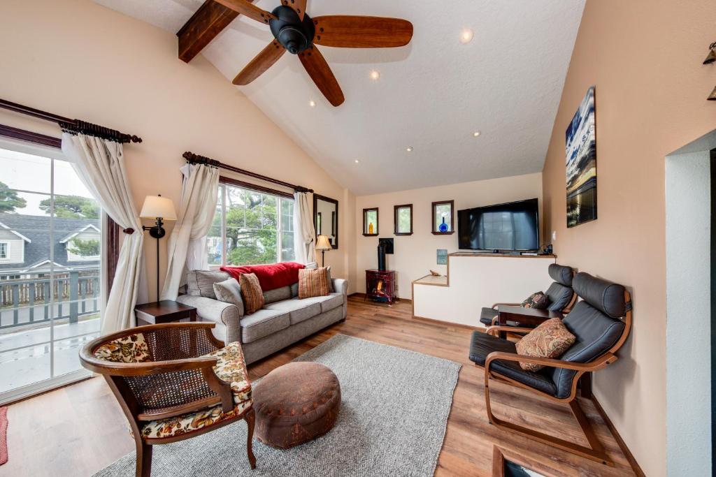 Shore Pine Hideaway - main image