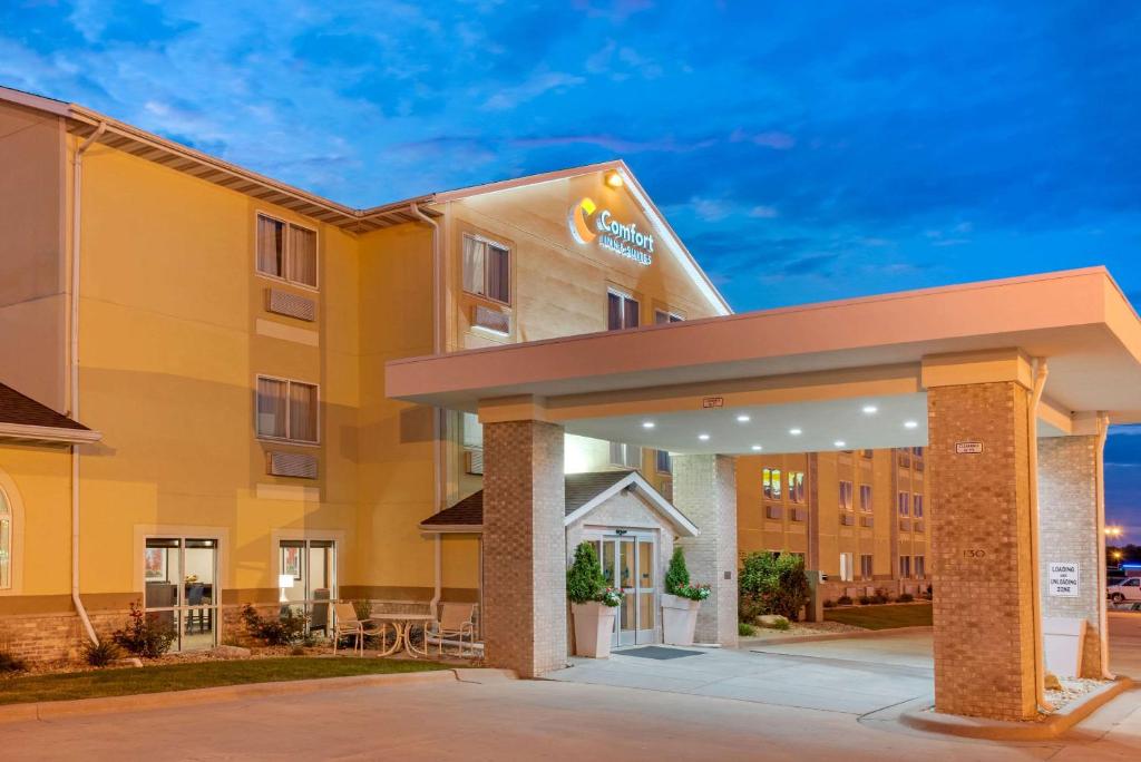 Comfort Inn & Suites near Route 66 Award Winning Gold Hotel 2021 - main image