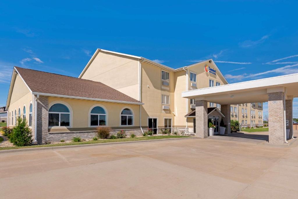 Comfort Inn & Suites near Route 66 Award Winning Gold Hotel 2021 - image 4